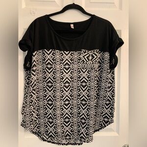 Xhilaration Black and White Geometric Short Sleeve Top. Size Large $10